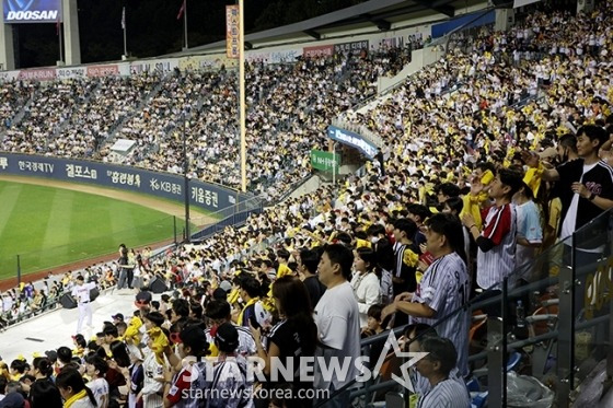 '야구장 비주류' 된 50대 아저씨들... 관중석 한 켠에 '아재 존' 어떨까 [류선규의 비즈볼]