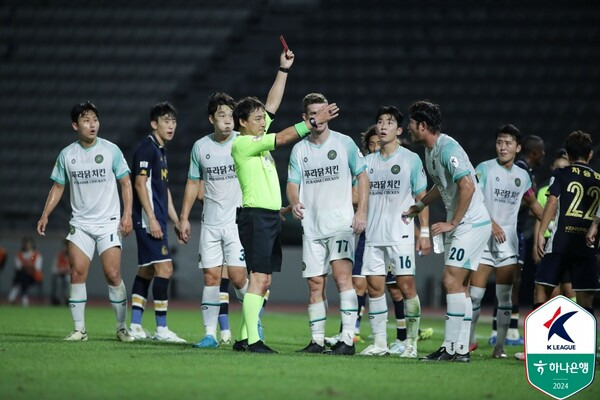 '축구 몰라요' 퇴장당해 수적열세되자 2골 넣고 이긴 김포 [K리그2]