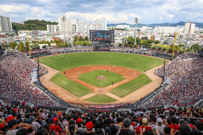 [오피셜] 역대급 '허구연 KBO 총재는 웃는다' 무려 9개 구단이 최다 관중 신기록→WC1도 매진... KBO