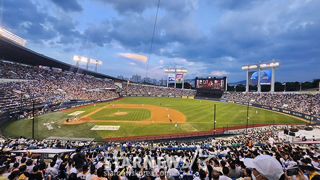 [오피셜] 역대급 '허구연 KBO 총재는 웃는다' 무려 9개 구단이 최다 관중 신기록→WC1도 매진... KBO