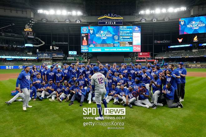 '226홈런' FA 거포 최대어가 9회 역전 3점포 때렸다…메츠 9년 만에 NLDS 진출