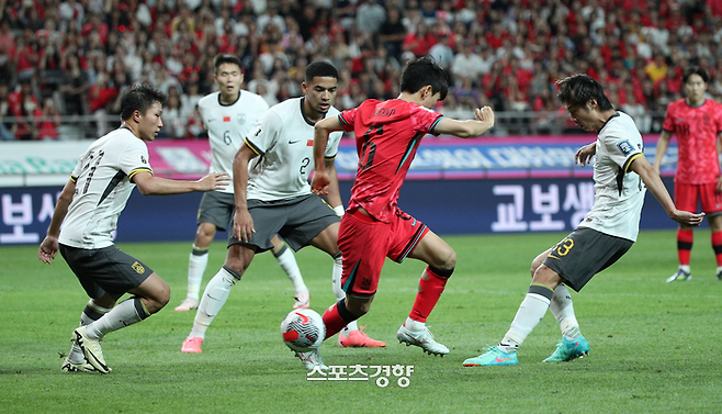 “어느 학교 운동부야?” 중국 축구대표팀 대굴욕···호주 원정 공항에서 중국인도 못알아봐