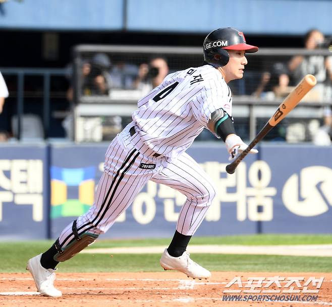 '가을야구 미친 존재감' 타율 0.571 4안타 3타점 3도루...염갈량 마음 사로잡은 신민재 야구