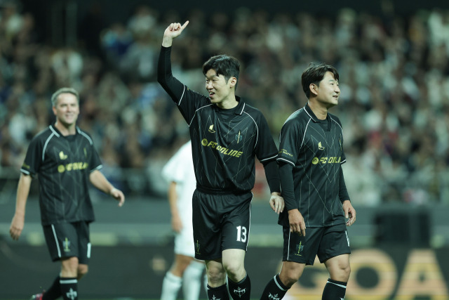 '여기 한국 맞아?'...앙리·피를로·피구 등 축구 전설들의 명품 대결+