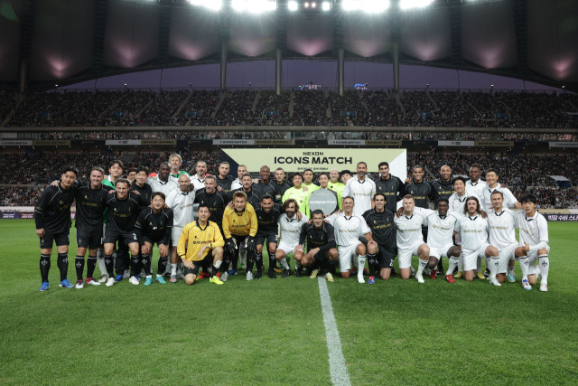 '여기 한국 맞아?'...앙리·피를로·피구 등 축구 전설들의 명품 대결+