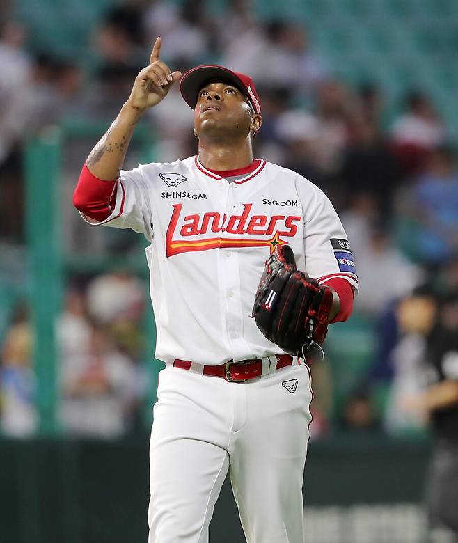 155km 불꽃을 던져도 재계약 불발…KBO 15승 투수는 대만으로 간다