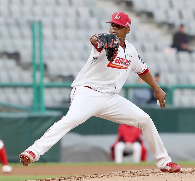 155km 불꽃을 던져도 재계약 불발…KBO 15승 투수는 대만으로 간다