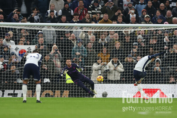 손흥민 PK 실축, 알고보니…“황희찬이 골키퍼에 슈팅 방향 알려줘”