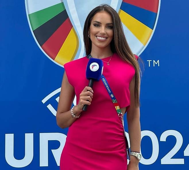 유럽축구 신년 커플 터졌다!…168cm 김민재 옛 동료, '미스 슬로바키아' 축구기자와 교제 공개