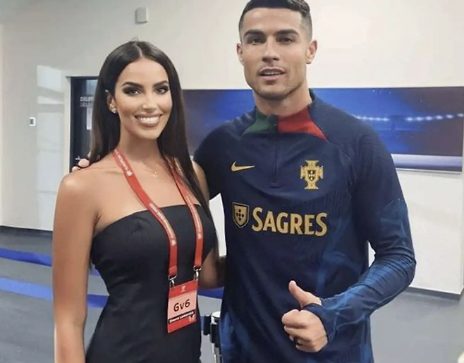 유럽축구 신년 커플 터졌다!…168cm 김민재 옛 동료, '미스 슬로바키아' 축구기자와 교제 공개