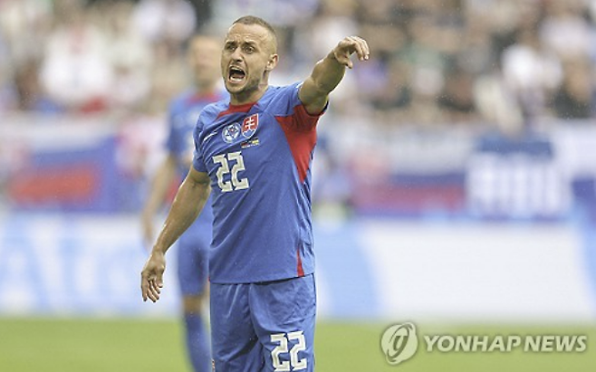 유럽축구 신년 커플 터졌다!…168cm 김민재 옛 동료, '미스 슬로바키아' 축구기자와 교제 공개