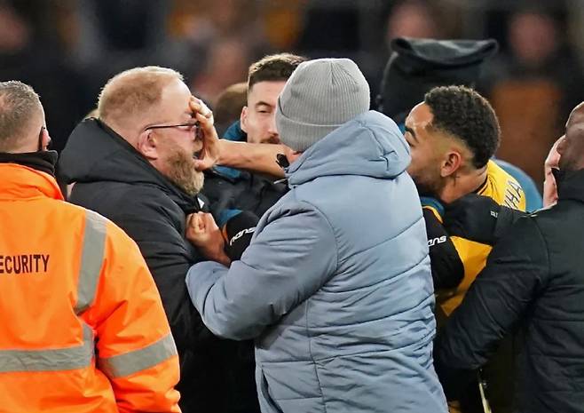 [오피셜]황희찬 울버햄튼 '공격의 핵' 2경기 출전 정지+8만파운드 벌금, FA '주먹질 난장판' 징계 발표