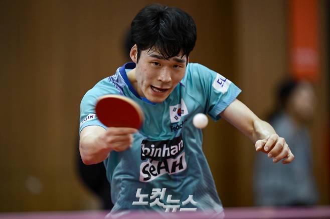 '엇갈린 韓 탁구 에이스' 신유빈, 27분 만에 쾌승…장우진은 55위에 충격패