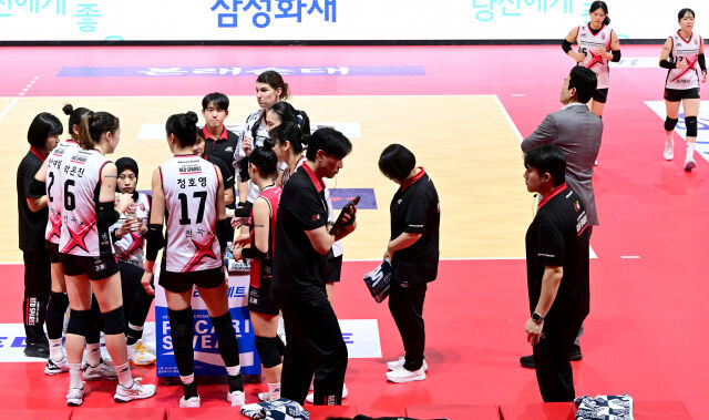 제대로 뿔난 감독, 작전타임 때 옆에도 가지 않았다...