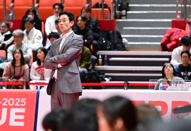 제대로 뿔난 감독, 작전타임 때 옆에도 가지 않았다...