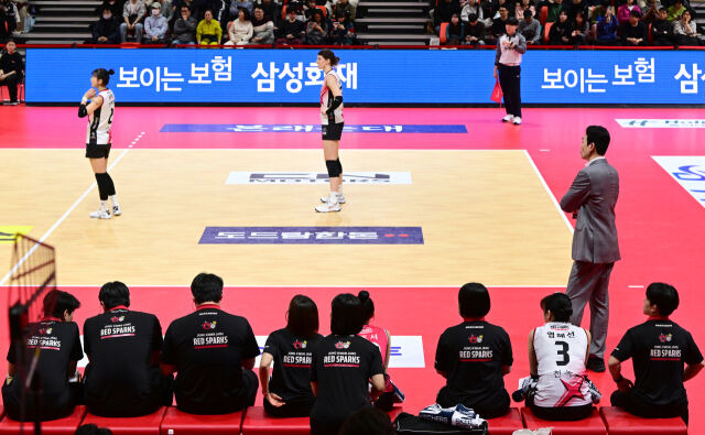 제대로 뿔난 감독, 작전타임 때 옆에도 가지 않았다...