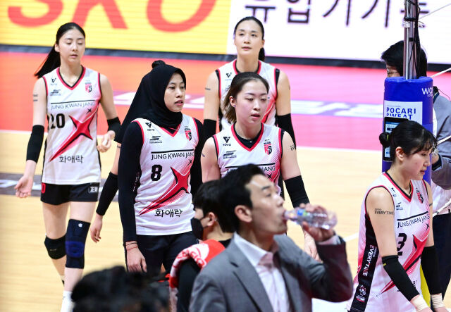 제대로 뿔난 감독, 작전타임 때 옆에도 가지 않았다...