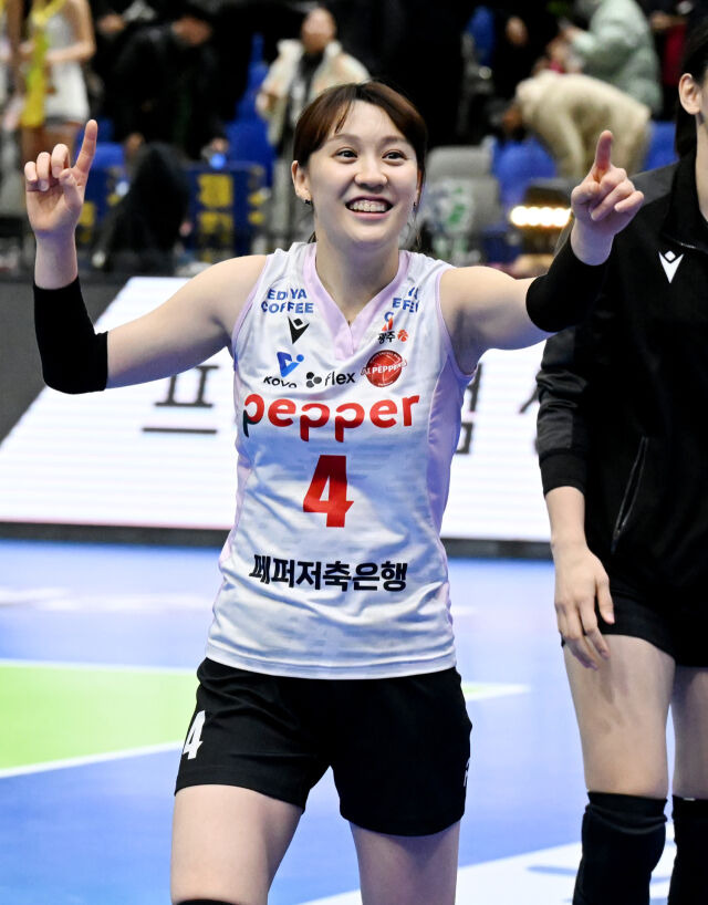 만년 꼴찌 막내, 8억 7000만원 잘 썼네…GS 출신 국대 리베로 영입 신의 한 수, 모범 FA란 이런 것이다