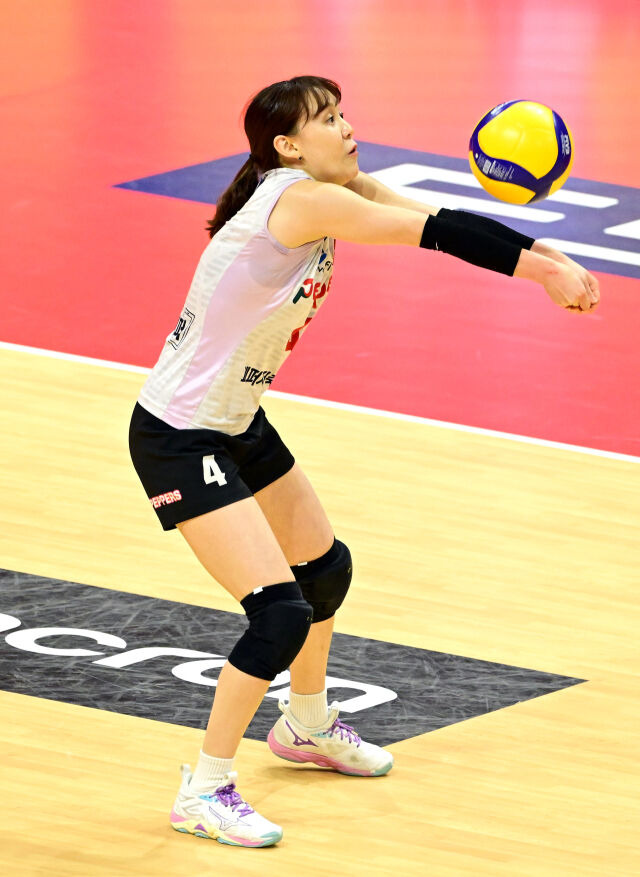 만년 꼴찌 막내, 8억 7000만원 잘 썼네…GS 출신 국대 리베로 영입 신의 한 수, 모범 FA란 이런 것이다