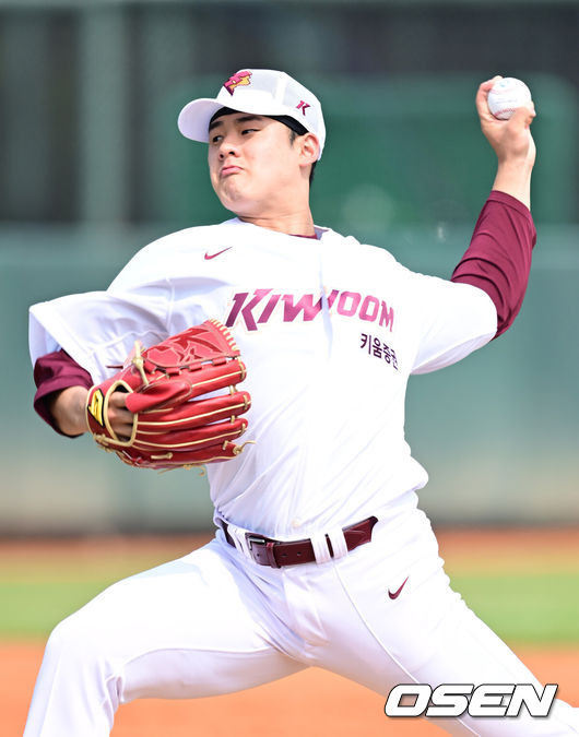 ‘형들이 미안해’ 5억팔 특급신인, 첫 실전등판 146km 던졌지만 ⅔이닝 2실점 고전…클러치 에러에 울었다 [오!쎈 핑둥]