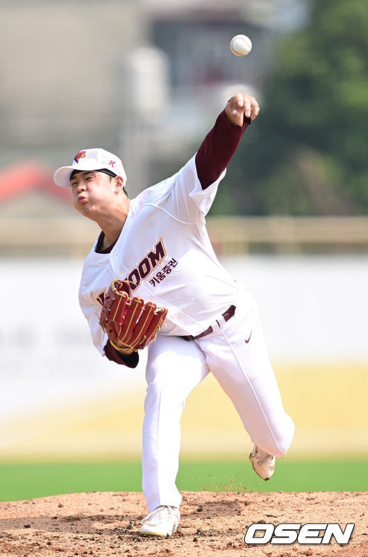 ‘형들이 미안해’ 5억팔 특급신인, 첫 실전등판 146km 던졌지만 ⅔이닝 2실점 고전…클러치 에러에 울었다 [오!쎈 핑둥]
