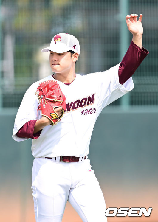 ‘형들이 미안해’ 5억팔 특급신인, 첫 실전등판 146km 던졌지만 ⅔이닝 2실점 고전…클러치 에러에 울었다 [오!쎈 핑둥]