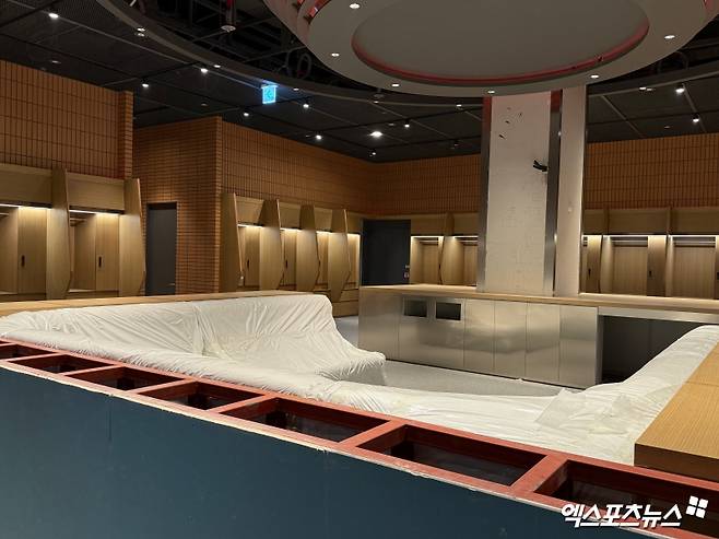 '라커룸이야? 호텔이야?' 한화 홈구장 천지개벽!…'한화생명 볼파크' 미리 둘러보니 [대전 현장]