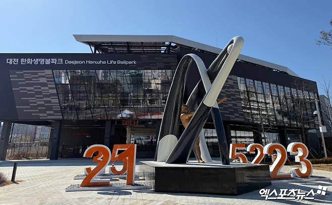 '라커룸이야? 호텔이야?' 한화 홈구장 천지개벽!…'한화생명 볼파크' 미리 둘러보니 [대전 현장]