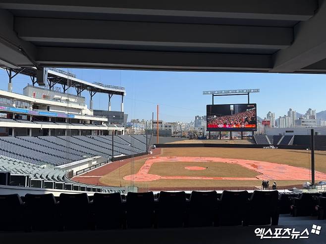 '라커룸이야? 호텔이야?' 한화 홈구장 천지개벽!…'한화생명 볼파크' 미리 둘러보니 [대전 현장]