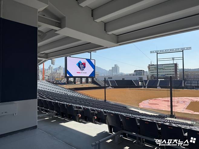 '라커룸이야? 호텔이야?' 한화 홈구장 천지개벽!…'한화생명 볼파크' 미리 둘러보니 [대전 현장]