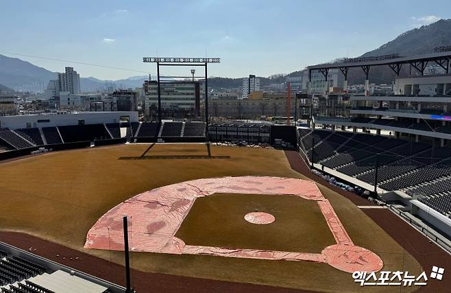 '라커룸이야? 호텔이야?' 한화 홈구장 천지개벽!…'한화생명 볼파크' 미리 둘러보니 [대전 현장]
