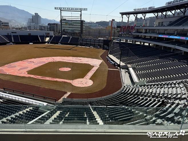 '라커룸이야? 호텔이야?' 한화 홈구장 천지개벽!…'한화생명 볼파크' 미리 둘러보니 [대전 현장]