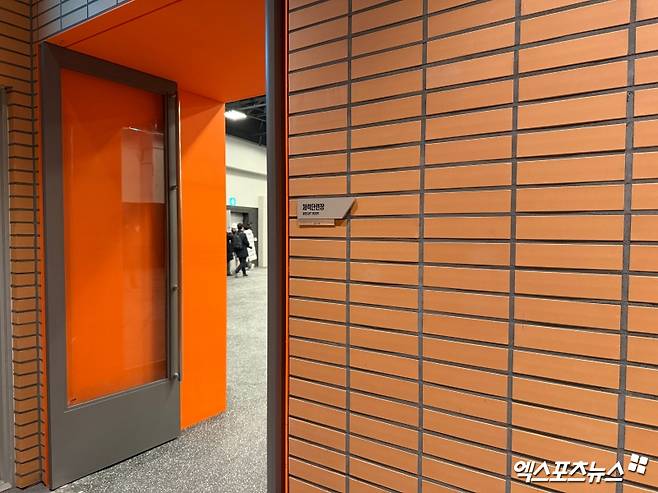 '라커룸이야? 호텔이야?' 한화 홈구장 천지개벽!…'한화생명 볼파크' 미리 둘러보니 [대전 현장]