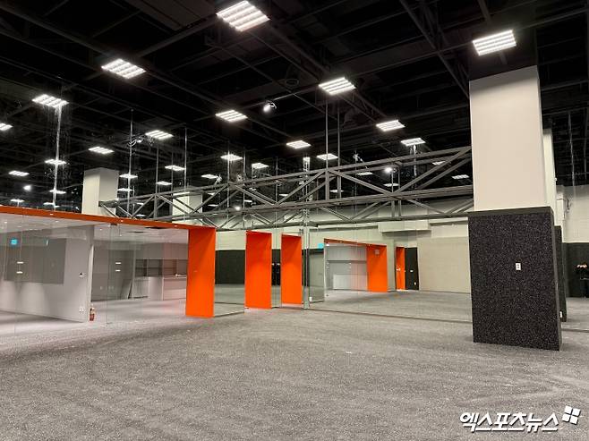 '라커룸이야? 호텔이야?' 한화 홈구장 천지개벽!…'한화생명 볼파크' 미리 둘러보니 [대전 현장]