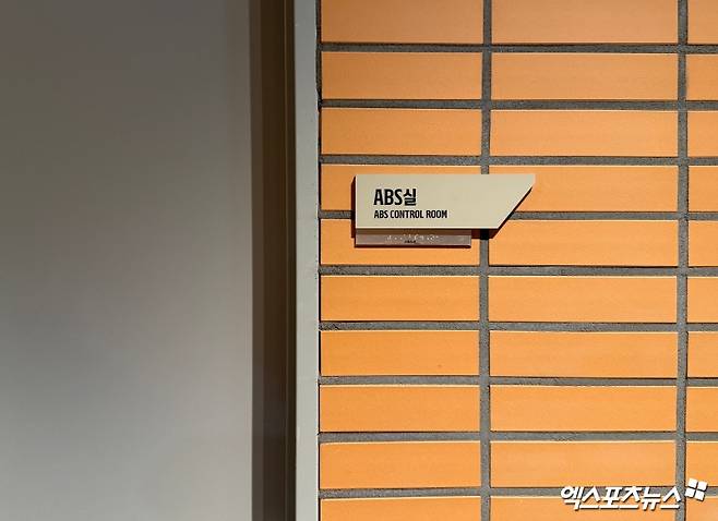 '라커룸이야? 호텔이야?' 한화 홈구장 천지개벽!…'한화생명 볼파크' 미리 둘러보니 [대전 현장]