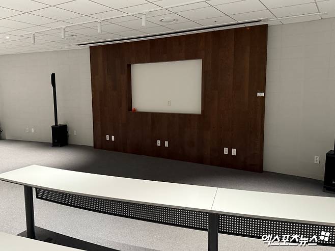 '라커룸이야? 호텔이야?' 한화 홈구장 천지개벽!…'한화생명 볼파크' 미리 둘러보니 [대전 현장]