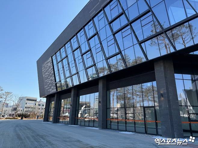 '라커룸이야? 호텔이야?' 한화 홈구장 천지개벽!…'한화생명 볼파크' 미리 둘러보니 [대전 현장]