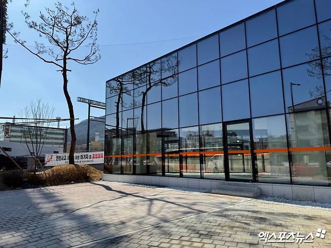 '라커룸이야? 호텔이야?' 한화 홈구장 천지개벽!…'한화생명 볼파크' 미리 둘러보니 [대전 현장]