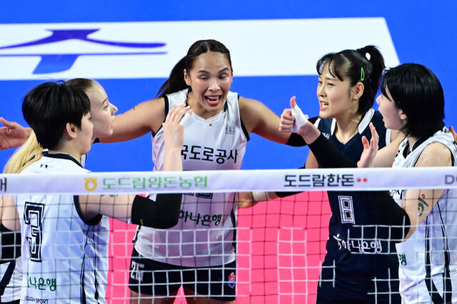 1승 11패 실화? 빅토리아 26점 폭격했는데, IBK 또 졌다→5위 추락 위기…4人 10+점, 도로공사 4위 추격 [MD화성]