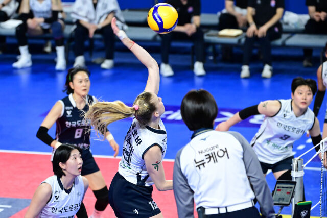 1승 11패 실화? 빅토리아 26점 폭격했는데, IBK 또 졌다→5위 추락 위기…4人 10+점, 도로공사 4위 추격 [MD화성]