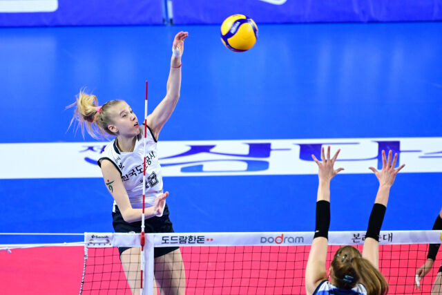 1승 11패 실화? 빅토리아 26점 폭격했는데, IBK 또 졌다→5위 추락 위기…4人 10+점, 도로공사 4위 추격 [MD화성]