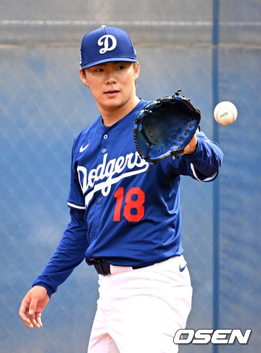 '155.5km' 야마모토, 1⅔이닝 무실점...2루수 김혜성, 우중간 뜬공 첫 아웃 처리