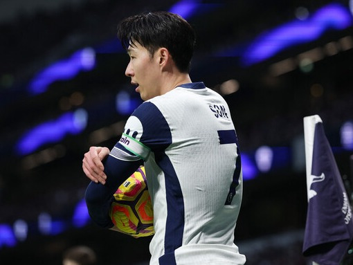 손흥민 뒤통수 화끈하게 친 포스테코글루, 본인 생존 위해 '앞에서 감싸고 뒤에서 이적 추진'