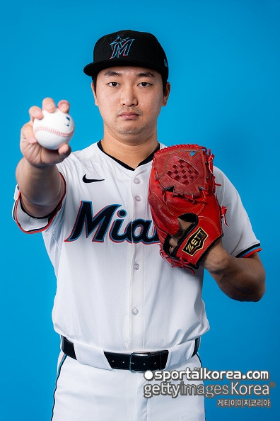 '아뿔싸' 갈 길 바쁜 고우석, 수건 들고 섀도 피칭하다가 '황당 부상'...현지 매체