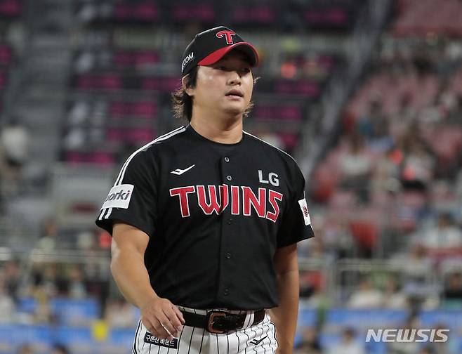 '아뿔싸' 갈 길 바쁜 고우석, 수건 들고 섀도 피칭하다가 '황당 부상'...현지 매체