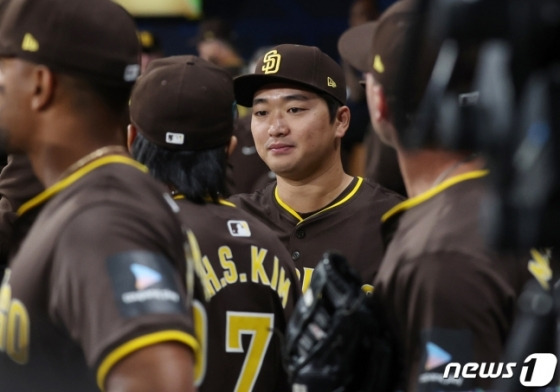 '아뿔싸' 갈 길 바쁜 고우석, 수건 들고 섀도 피칭하다가 '황당 부상'...현지 매체