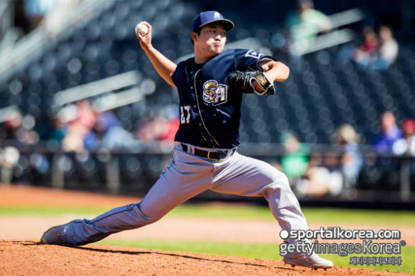'아뿔싸' 갈 길 바쁜 고우석, 수건 들고 섀도 피칭하다가 '황당 부상'...현지 매체