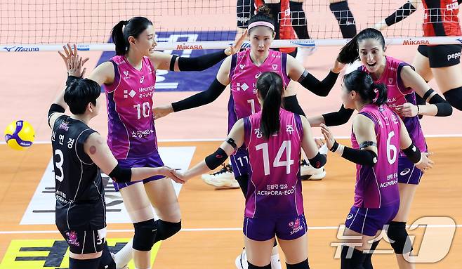 흥국생명, 2위 현대건설과 맞대결…'정규시즌 1위' 시계 빨라질까