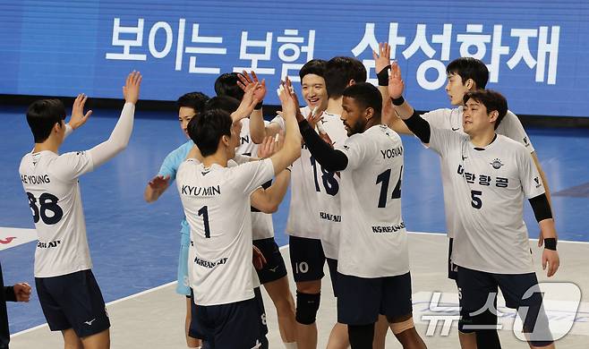 흥국생명, 2위 현대건설과 맞대결…'정규시즌 1위' 시계 빨라질까