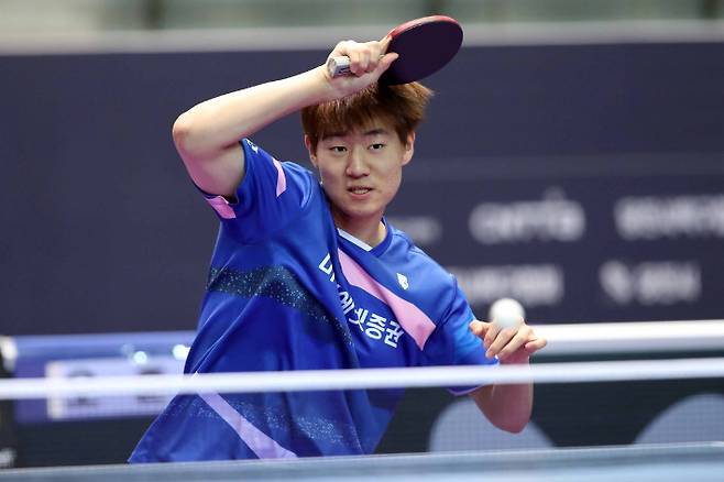 '韓日 탁구 신동 격돌' 신유빈, 17살에 아쉬운 역전패…오준성도 원조에 완패
